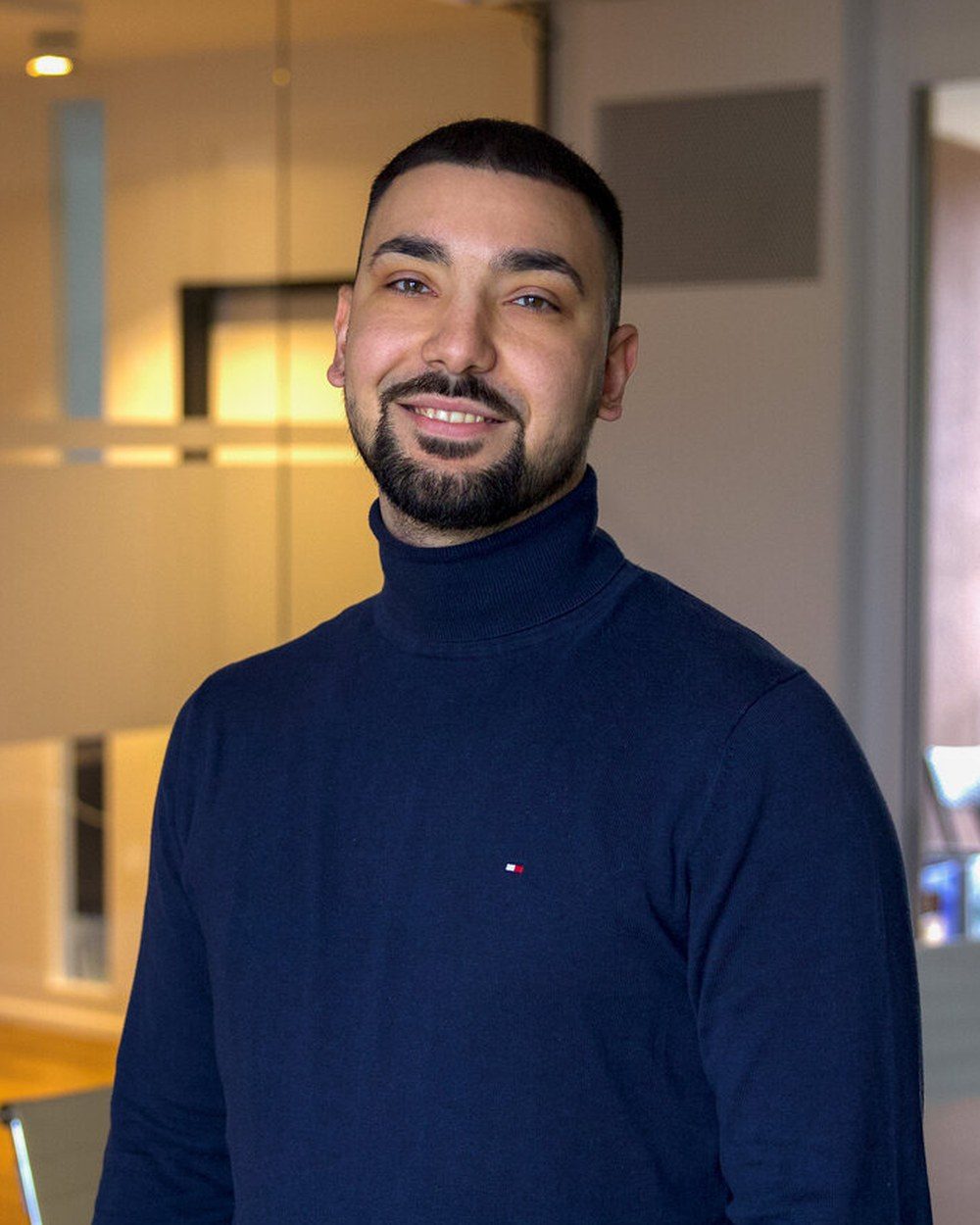 Sergio Haljimaj, Inhaber von P&C Security, im Buero in Freiburg